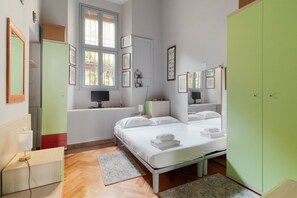 2 habitaciones y tabla de planchar con plancha 