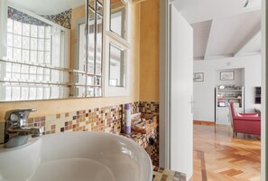 Regadera, secadora de cabello, bidet, toallas 