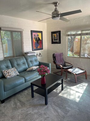 TV - Central house located by university of Arizona with pool and hot tub (Tucson)