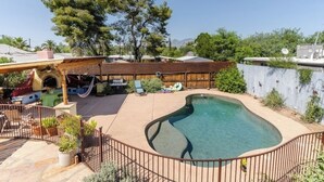 A backyard with a swimming pool, a barbecue area, and a wooden deck. - Central pet-friendly private house located by U of A with pool and hot tub (Tucson)