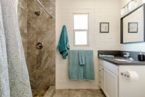 Douche, sèche-cheveux, serviettes fournies, savon