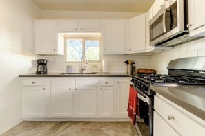 Microwave, oven, stovetop - Central house located by university of Arizona with pool and hot tub (Tucson)