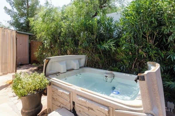 Outdoor spa tub - Central house located by university of Arizona with pool and hot tub (Tucson)