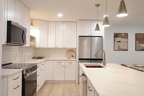 Kühlschrank, Mikrowelle, Ofen, Herdplatte