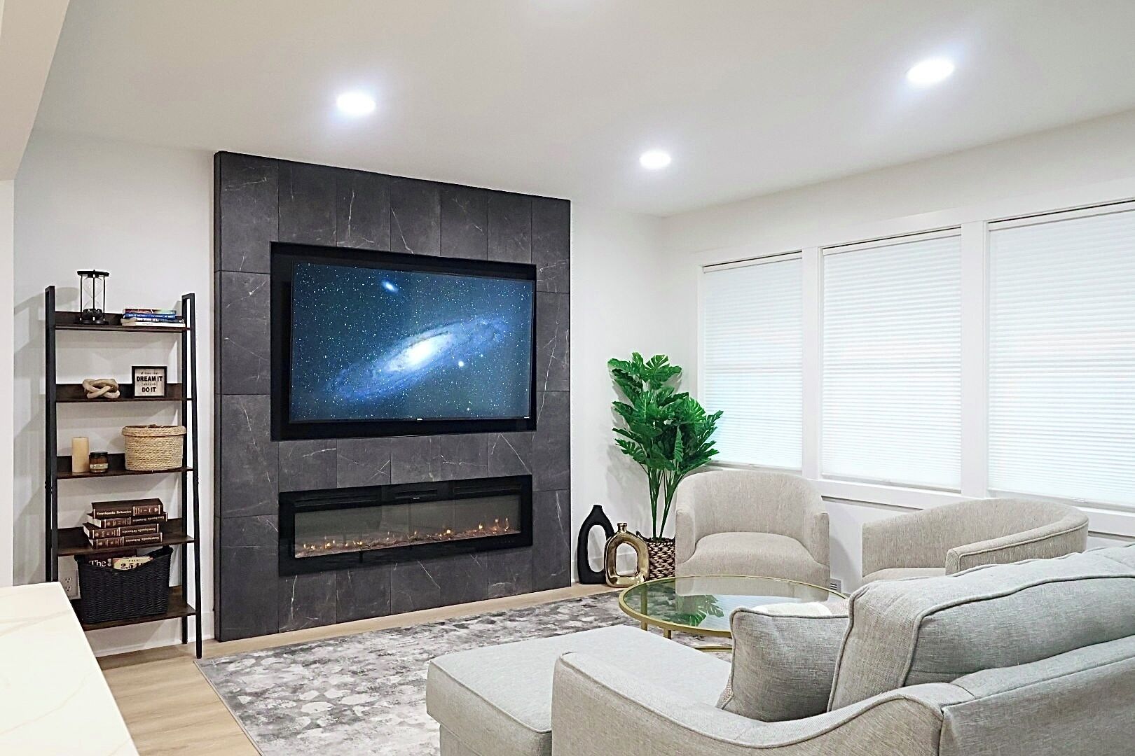 电视、壁炉、书