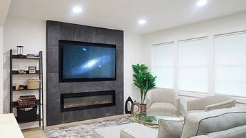 Fernseher, Kamin, Bücher