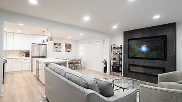 Fernseher, Kamin, Bücher