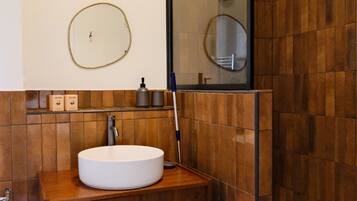 Regadera, secadora de cabello, toallas, jabón