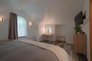 1 habitación, tabla de planchar con plancha, wifi gratis y ropa de cama 