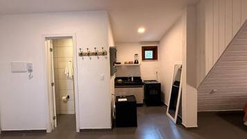Quarto quádruplo luxo | Cozinha privada | Geladeira, cooktop, talheres/pratos/utensílios de cozinha
