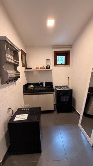 Habitación triple Deluxe | Cocina privada | Refrigerador, parrilla de estufa y utensilios de cocina