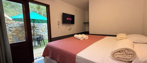 Free cots/infant beds, bed sheets