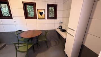 Habitación cuádruple Deluxe | Cocina privada | Refrigerador, parrilla de estufa y utensilios de cocina