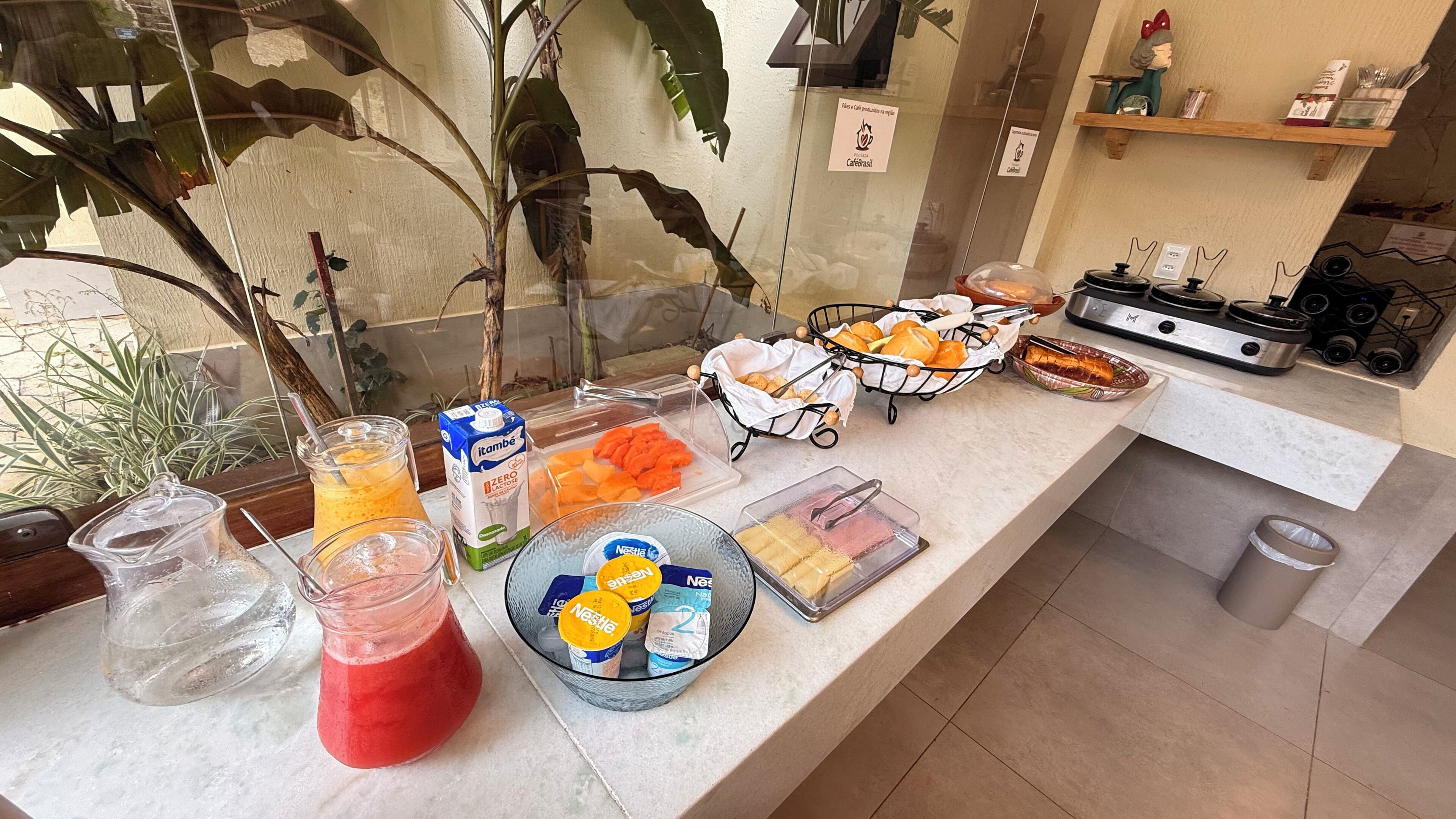 Een ontbijtbuffet met diverse etenswaren en drankjes.