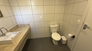 Deluxe-Doppelzimmer | Badezimmer | Dusche, Haartrockner, Handtücher, Seife