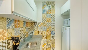 A kitchen with a sink, a microwave, and a utensil holder. - Studio 750m From Redencao Park Hpn0618 (Porto Alegre)