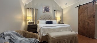 Charming Retreat Close Square and Campus. 