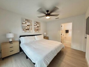 5 bedrooms, Internet, bed sheets - Lux Designer Retreat! Pool Hottub BBQ! (Tampa)