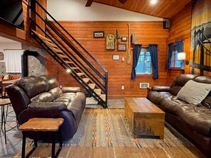 Living area - Tranquility, Hot Tub and Fast WiFi in Pet-friendly Cabin (Mount Hood Village)