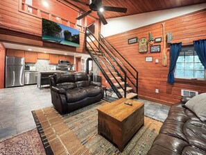 Living area - Tranquility, Hot Tub and Fast WiFi in Pet-friendly Cabin (Mount Hood Village)