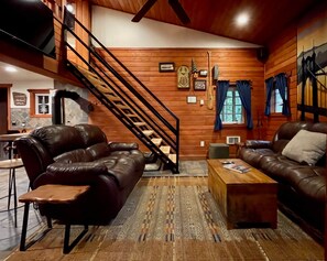 Living area - Tranquil Basecamp+Fast WiFi+PetFriendly in Mt Hood Village (Mount Hood Village)