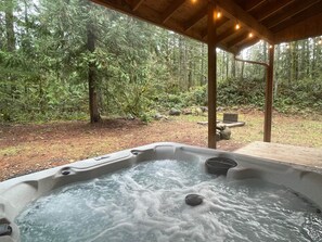Outdoor spa tub - Tranquil Basecamp+Fast WiFi+PetFriendly in Mt Hood Village (Mount Hood Village)