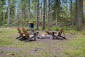 Outdoor dining - Mt Hood Cabin Sanctuary with Hot Tub, Pets Welcome (Mount Hood Village)