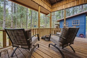 Terrace/patio - Mt Hood Cabin Sanctuary with Hot Tub, Pets Welcome (Mount Hood Village)