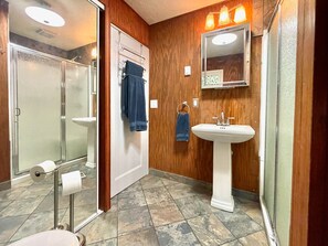 Shower, hair dryer, bidet, towels - Tranquility, Hot Tub and Fast WiFi in Pet-friendly Cabin (Mount Hood Village)