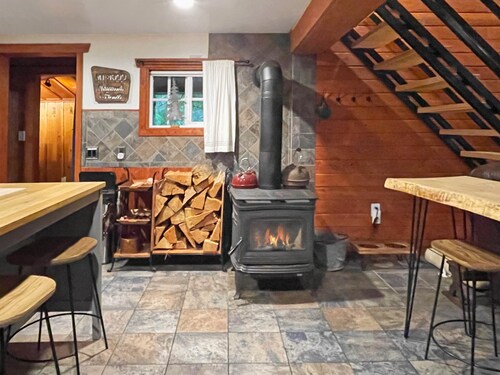 Tranquility, Hot Tub and Fast WiFi in Pet-friendly Cabin