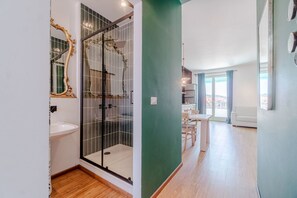 Shower, hair dryer, bidet, towels