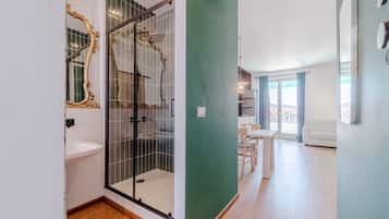 Shower, hair dryer, bidet, towels