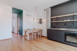 Réfrigérateur, un four, surface de cuisson, lave-vaisselle