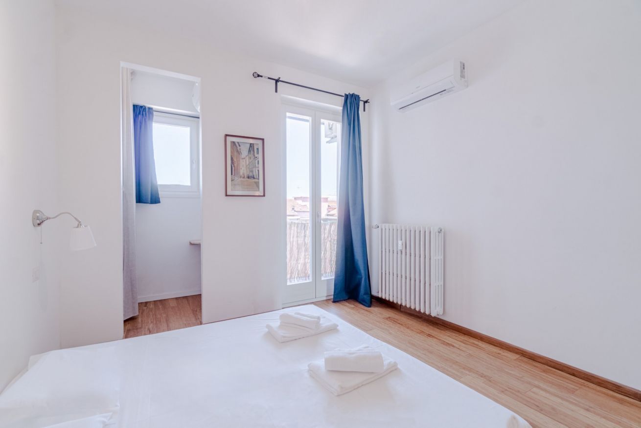 2 chambres, bureau, fer et planche à repasser