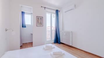 2 Schlafzimmer, Schreibtisch, Bügeleisen/Bügelbrett