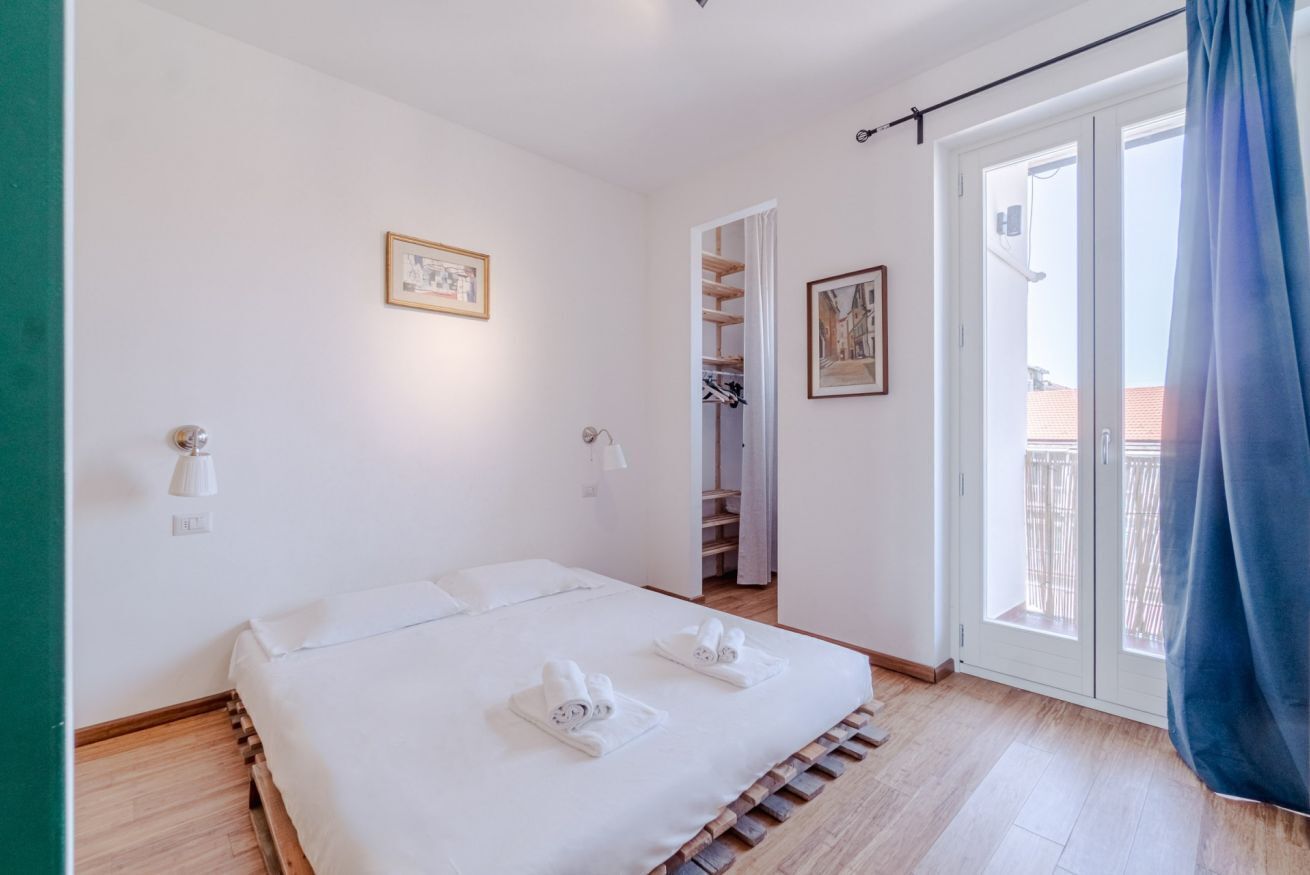 2 camere, una scrivania, ferro/asse da stiro