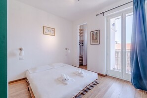 2 habitaciones, escritorio y tabla de planchar con plancha 