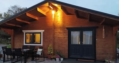 Home from Home. 3-bedroom cabin beside Shannon airport with everything you need