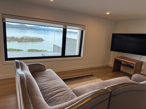 TV - Halfmoon bay 2-bedroom waterfront house with kayak access to island (Halfmoon Bay)