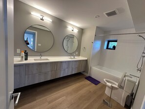 Haartrockner, Handtücher, Seife, Toilettenpapier