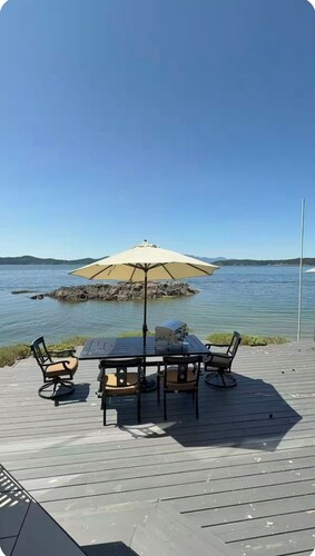 Halfmoon bay 2-bedroom waterfront house with kayak access to island