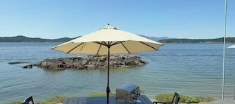 Halfmoon bay 2-bedroom waterfront house with kayak access to island