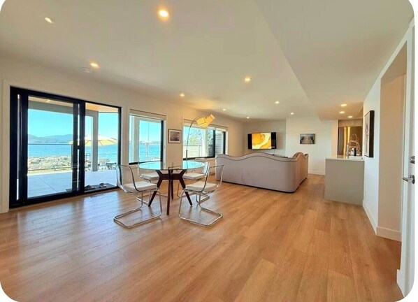 Interior - Halfmoon bay 2-bedroom waterfront house with kayak access to island (Halfmoon Bay)