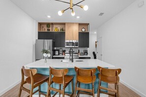 Refrigerador, microondas, horno, placa de cocina