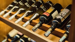 Una botellera de madera con varias botellas de vino.