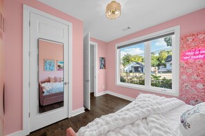 3 bedrooms, desk, iron/ironing board, free WiFi