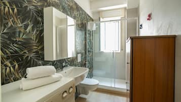 Dusche, Haartrockner, Handtücher, Toilettenpapier