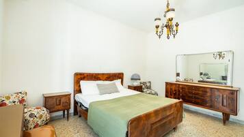 2 Schlafzimmer, Bügeleisen/Bügelbrett