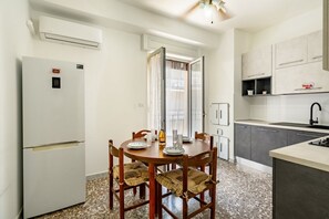 Fridge, oven, stovetop, cookware/dishes/utensils