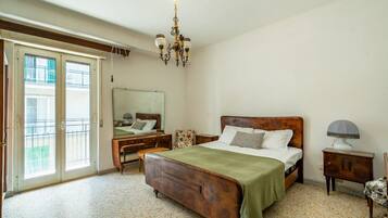 2 Schlafzimmer, Bügeleisen/Bügelbrett